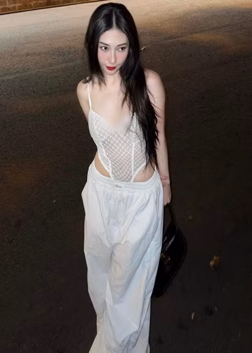 Nữ ca sĩ Khổng Tú Quỳnh diện bodysuit khoe dáng gợi cảm trên phố.