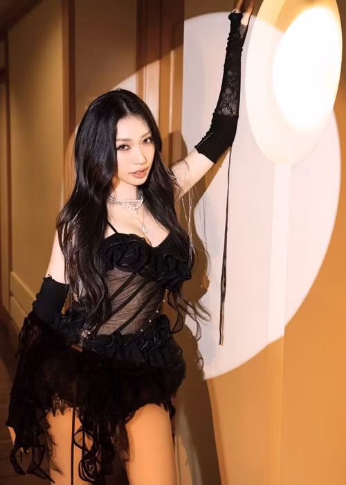 Trước thắc mắc về bí quyết giữ dáng tuổi 34, Khổng Tú Quỳnh chia sẻ trên Dân Việt: "Tôi tập yoga 1 tuần 3 buổi, 2 buổi tập gym. Chế độ ăn uống của tôi bình thường nhưng sẽ hạn chế dầu mỡ".