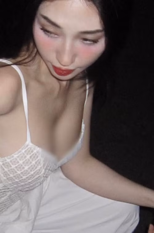 Giọng ca 9x ăn mặc ngày càng táo bạo ở đời thường.