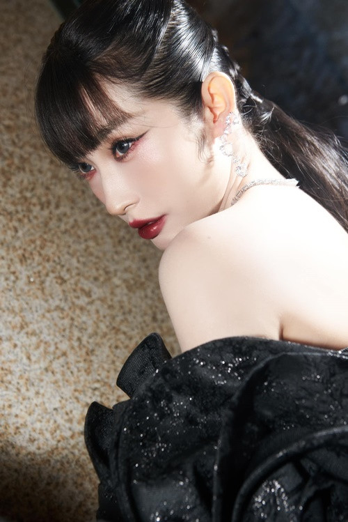 Sau Chị đẹp đạp gió rẽ sóng 2023, Khổng Tú Quỳnh hoạt động trong nhóm Lunas từ năm 2024 cùng Ninh Dương Lan Ngọc, Trang Pháp, Huyền Baby và Diệp Lâm Anh.