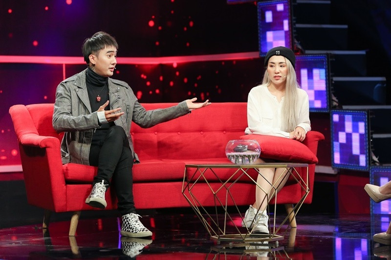 Trước khi đến với Bảo Ngọc, Đạt G hẹn hò ca sĩ Du Uyên. Nam rapper chia sẻ trên Vietnamnet, anh lần đầu gặp Du Uyên khi cùng quay ca khúc Tết Long phụng sum vầy. Ảnh: Vietnamnet.