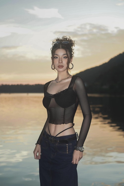 Con gái Võ Hoài Nam diện mốt xuyên thấu khoe vòng một. Ảnh: FB Võ Hoài Anh.