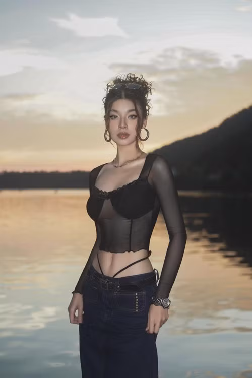 Con gái Võ Hoài Nam diện mốt xuyên thấu khoe vòng một. Ảnh: FB Võ Hoài Anh.