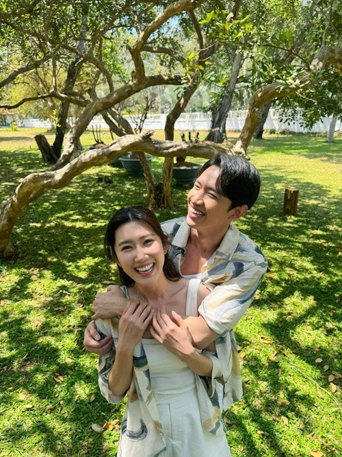 Thúy Ngân và Võ Cảnh ngày càng dính như sam. Cả hai mặc áo đôi, dành cho nhau cử chỉ tình tứ vào ngày Valentine 2025. Ảnh: FB Võ Cảnh.