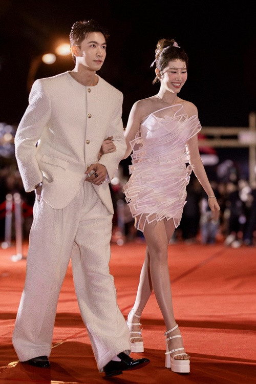 Thúy Ngân chia sẻ trên Người Lao Động, Võ Cảnh lần đầu đóng cảnh hôn nên còn e dè. Nam diễn viên thậm chí yêu cầu bạn diễn chủ động hôn trước. Sau hơn 10 lần, Thúy Ngân và Võ Cảnh mới hoàn thành cảnh hôn. Ảnh: FB Võ Cảnh.