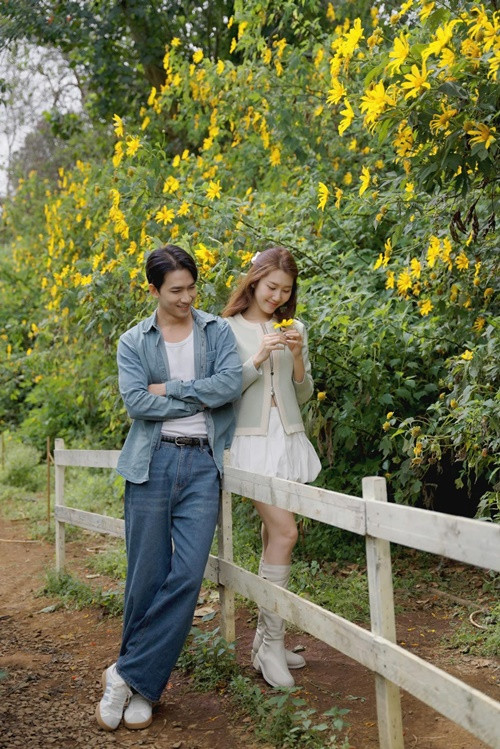  Võ Cảnh - Thúy Ngân diện trang phục trẻ trung, cười rạng rỡ bên nhau. Ảnh: FB Thúy Ngân.