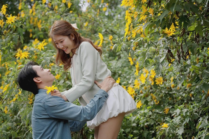 Trước nghi vấn phim giả tình thật với Thúy Ngân, Võ Cảnh từng chia sẻ trên Tiền Phong: "Mỗi bộ phim đem đến cho tôi những đồng nghiệp mới. Nếu hợp tính, nếu đủ duyên thì sau khi dự án kết thúc, tôi sẽ có thêm những người bạn thân. Trong cuộc sống, trong công việc, luôn rất khó để kiếm được một người bạn thân thiết. Vì vậy, nếu tìm được một người như vậy, tôi sẽ rất trân quý và cố gắng giữ sự kết nối được lâu dài". Ảnh: FB Thúy Ngân.