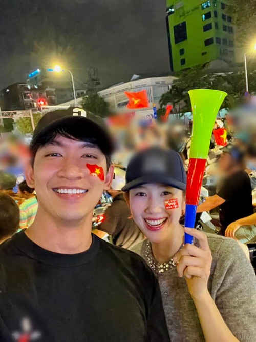 Thúy Ngân cùng Võ Cảnh và bạn bè từng xuống đường cổ vũ đội tuyển bóng đá Việt Nam. Ảnh: FB Võ Cảnh.