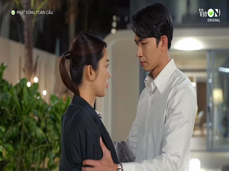 Võ Cảnh và Thúy Ngân có cảnh hôn trong phim 7 năm chưa cưới sẽ chia tay. Ảnh: FB Võ Cảnh.