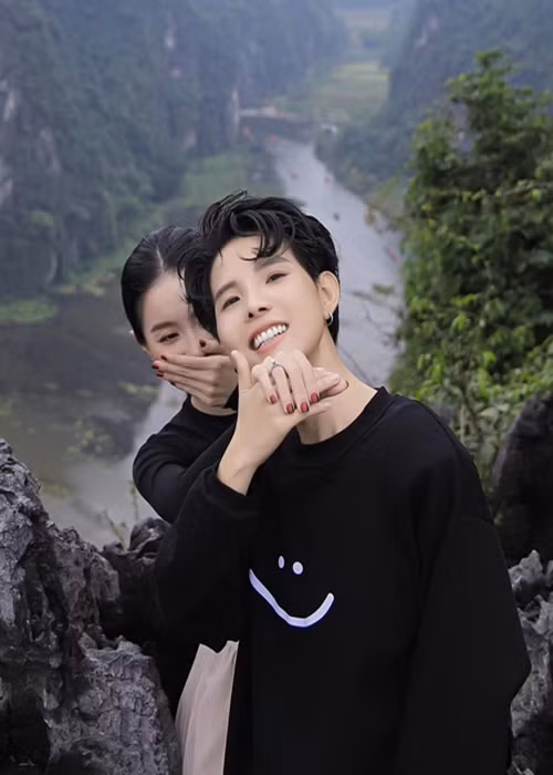 Mới đây, Vũ Cát Tường xác nhận cầu hôn thành công người yêu đồng giới. Ảnh: FB Vũ Cát Tường.