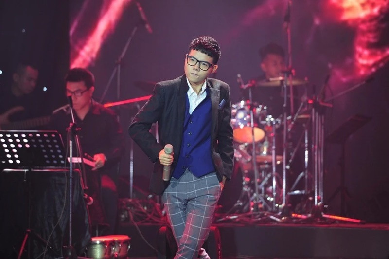 Ca khúc Yêu xa của ca sĩ Vũ Cát Tường từng giành được giải thưởng Bài hát yêu thích do khán giả bình chọn, Bài hát do hội đồng báo chí bình chọn, giải Đam mê và sáng tạo tại Bài hát Việt 2014. Phai từng mang về chiến thắng cho Vũ Cát Tường với giải thưởng Bài hát của tháng trong liveshow Bài hát Việt tháng 5/2015. Đây cũng là bài hát cạnh tranh giải thưởng Bài hát của năm và cuối cùng đã giành được giải Bài hát được yêu thích nhất do khán giả bình chọn. Ảnh: Znews.