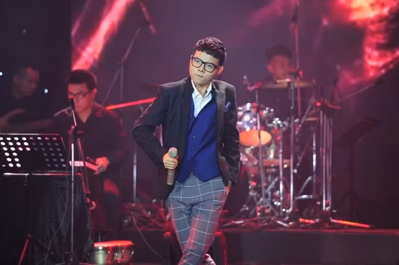 Ca khúc Yêu xa của ca sĩ Vũ Cát Tường từng giành được giải thưởng Bài hát yêu thích do khán giả bình chọn, Bài hát do hội đồng báo chí bình chọn, giải Đam mê và sáng tạo tại Bài hát Việt 2014. Phai từng mang về chiến thắng cho Vũ Cát Tường với giải thưởng Bài hát của tháng trong liveshow Bài hát Việt tháng 5/2015. Đây cũng là bài hát cạnh tranh giải thưởng Bài hát của năm và cuối cùng đã giành được giải Bài hát được yêu thích nhất do khán giả bình chọn. Ảnh: Znews.