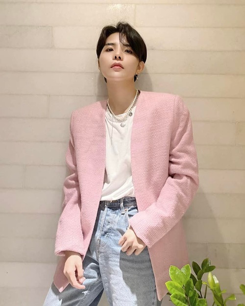 Giọng ca sinh năm 1992 thường xuyên diện vest, tạo dáng tomboy. Ảnh: FB Vũ Cát Tường.
