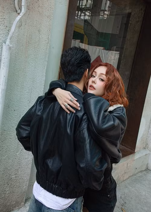 Trên trang cá nhân, ca sĩ Mlee khoe loạt ảnh ôm một chàng trai. Cô viết: "Cần gì nhớ đến quá khứ ta từng yêu những ai". Ảnh: FB Mlee.