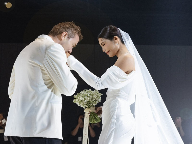 Minh Tú và chồng người Đức tổ chức đám cưới hoành tráng ở Việt Nam vào tháng 4/2024.