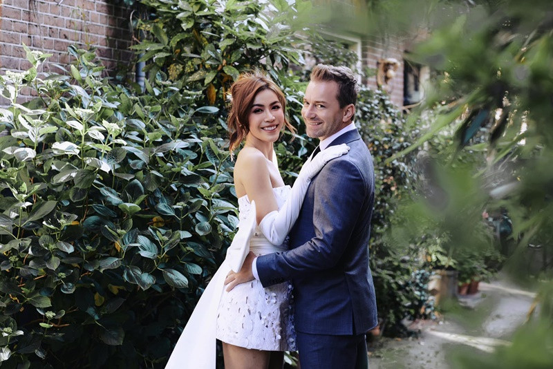 Sau khi về chung một nhà, Minh Tú và bạn đời dính như hình với bóng.