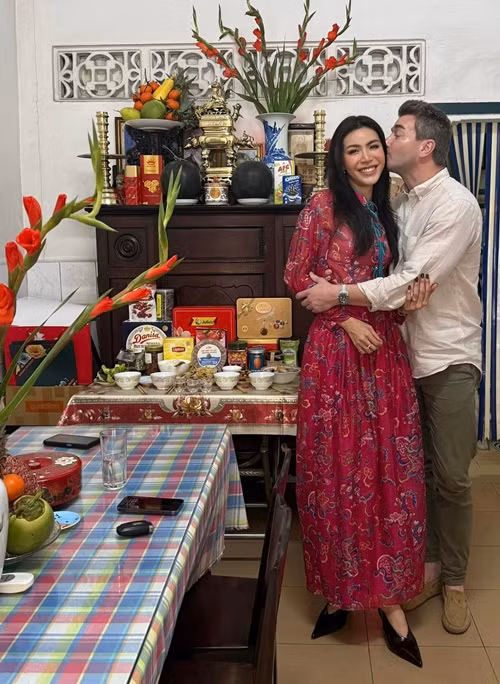 Vợ chồng Minh Tú thường xuyên trao cho nhau cử chỉ tình cảm.