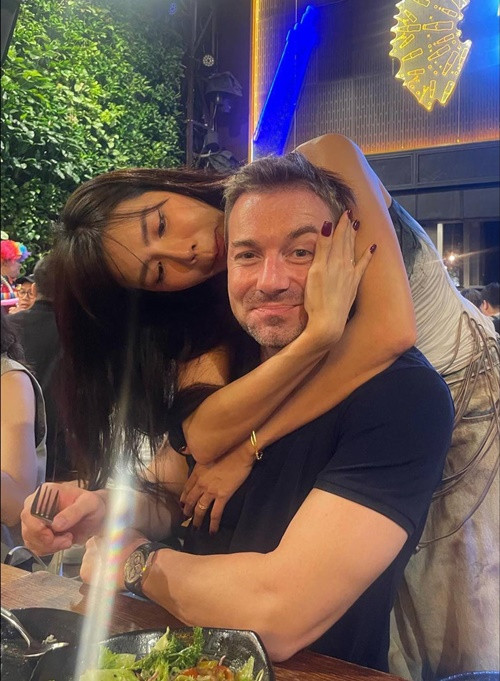 Minh Tú cũng chiều chuộng bạn đời. Chân dài chia sẻ trên truyền thông, sau khi làm vợ, cô thích nấu ăn cho chồng, xếp đồ cho nửa kia đi công tác. Minh Tú còn từng cho biết, diễn xong, cô đáp chuyến bay đêm để kịp ăn sáng cùng chồng trước khi chồng đi công tác cả tháng trời.