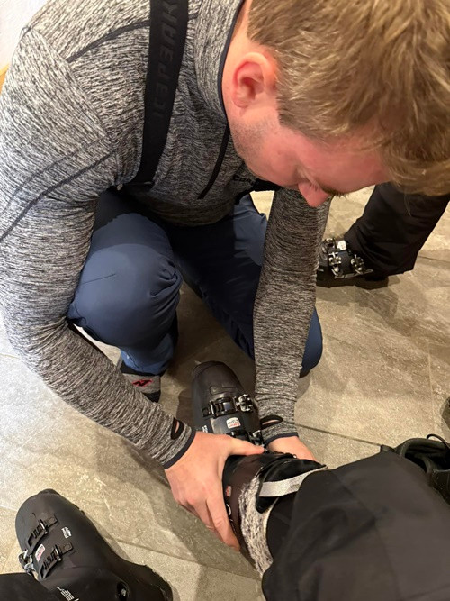 Nữ người mẫu khoe được chồng đi giúp giày trượt tuyết.