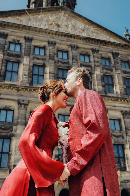 Vợ chồng Minh Tú chụp không ít bộ ảnh cưới.