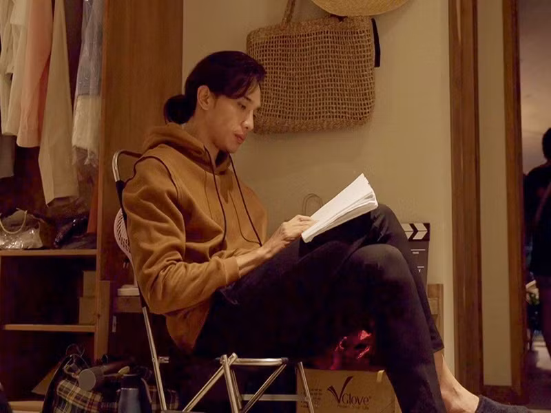 Nam người mẫu chia sẻ trên Znews, bác sĩ và huấn luyện viên thể hình luôn ở phim trường để theo dõi sức khỏe của anh. Ngay sau khi hoàn thành cảnh quay, Thuận Nguyễn đã đi khám sức khỏe. Kết quả, cơ thể anh không gặp vấn đề gì nghiêm trọng. Ảnh: Người Lao Động.