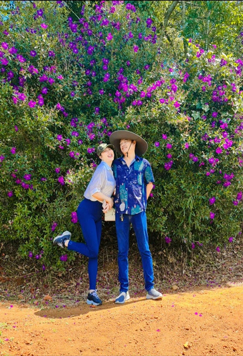 Hình ảnh Phi Thanh Vân mặc kín đáo bên bạn trai nhanh chóng gây chú ý. 