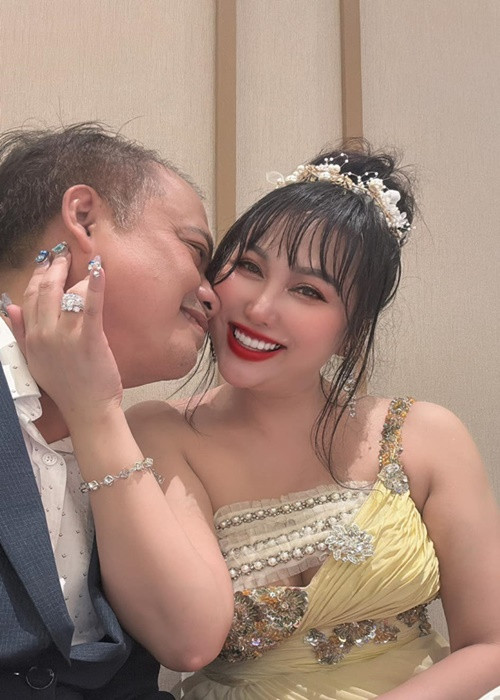 "Khi ở bên anh, tôi luôn được nuông chiều như một nàng công chúa. Tất cả mọi thứ từ công việc, mối quan hệ, tình cảm… chúng tôi đều rất phù hợp với nhau, kết nối như những mắt xích, không thể tách rời", cô nói.