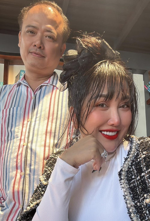 Doanh nhân Trần Chí Phút tháp tùng Phi Thanh Vân tại nhiều sự kiện.