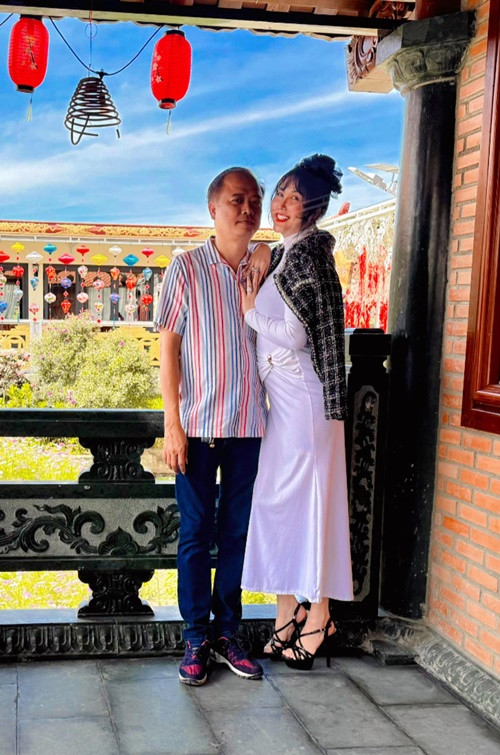 Bạn trai Phi Thanh Vân ăn mặc khá đơn giản. Nam doanh nhân thường chọn áo sơ mi kết hợp quần jeans và đi giày thể thao.