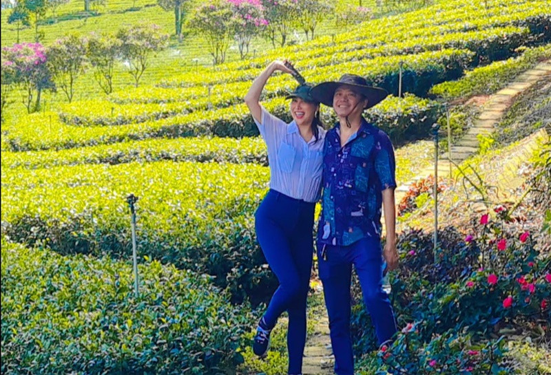 Trên trang cá nhân, Phi Thanh Vân vừa khoe loạt ảnh bên doanh nhân Trần Chí Phú. Nữ diễn viên diện quần jeans, phối cùng áo sơ mi và đi giày thể thao.