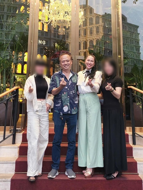 Nữ diễn viên phim Cô gái xấu xí thường mặc kín như bưng mỗi khi sánh đôi cùng bạn trai doanh nhân.