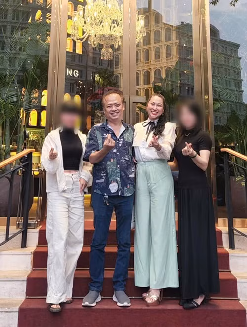 Nữ diễn viên phim Cô gái xấu xí thường mặc kín như bưng mỗi khi sánh đôi cùng bạn trai doanh nhân.