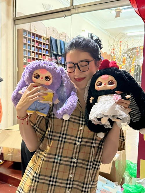 Sở thích của Huyền My gần đây là thú bông Baby Three trong túi mù. Ảnh: FB Huyền My.