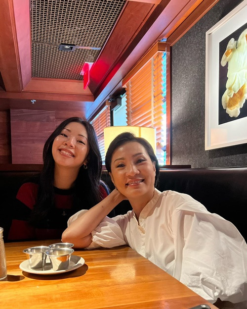 Chia sẻ về buổi xem phim Chị dâu của con gái út, Hồng Đào cho hay: "Mình sợ nó buồn ngủ, ai ngờ nó ngồi xem chăm chú, đến đoạn mình nói chuyện với con gái trong phim, nó thì thầm :"OMG! Giọng nói này...". Chắc có lẽ nó vẫn còn ám ảnh cái giọng ép học, ép ăn của mình khi nó còn nhỏ. Thôi thì mang tiếng ác cũng được, miễn chúng nó là người tử tế là vui rồi. Coi xong phim nó hỏi đủ thứ, kiểu đám giỗ nhà quê là vậy hả? Sao bà chị dâu phải trách nhiệm vậy".