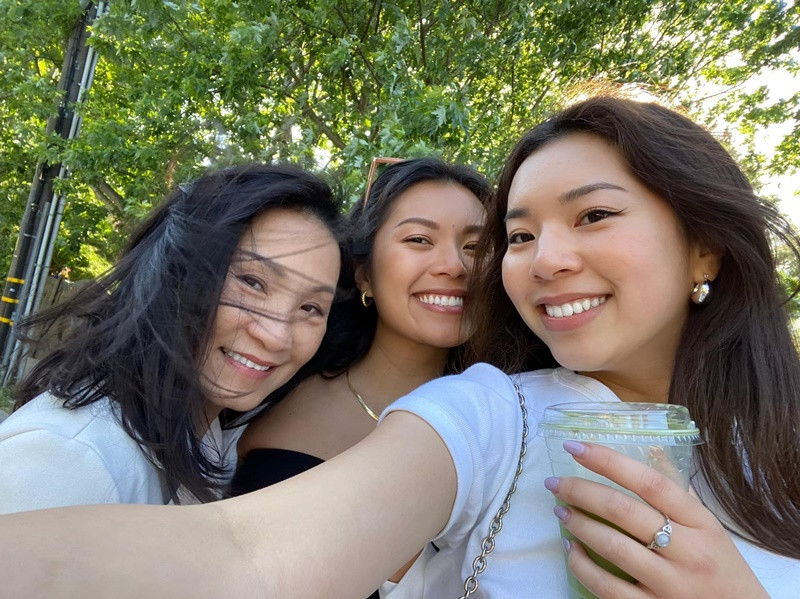 Vicky sống riêng còn Sophia ở cùng mẹ.