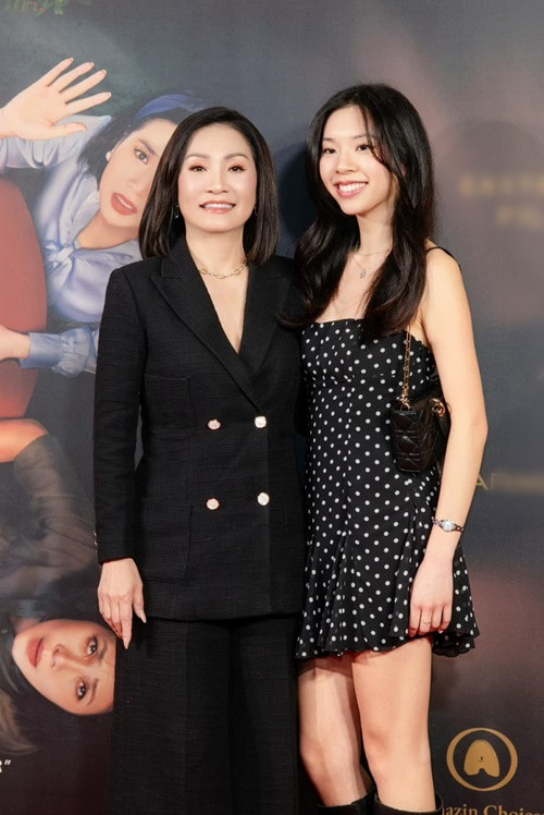 Con gái Hồng Đào diện chiếc váy hai dây khoe sắc vóc gợi cảm bên mẹ.