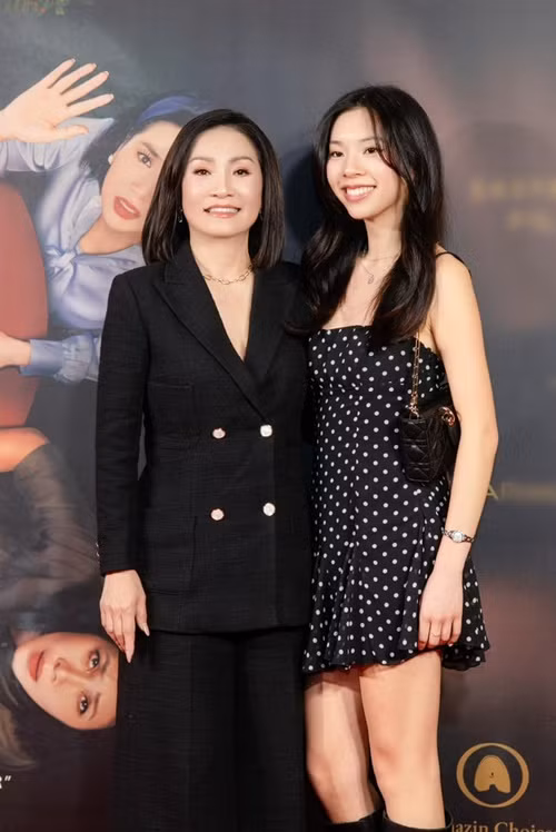 Con gái Hồng Đào diện chiếc váy hai dây khoe sắc vóc gợi cảm bên mẹ.