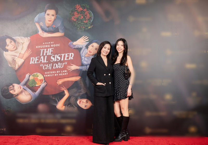 Mới đây, phim Chị dâu có diễn viên Hồng Đào đóng chính thức ra rạp ở Mỹ. Sophia Minh Châu - con gái út của Hồng Đào tham gia sự kiện ra mắt phim.