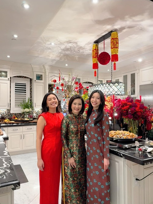 Hồng Đào hạnh phúc đón Tết Nguyên đán 2025 cùng hai ái nữ.