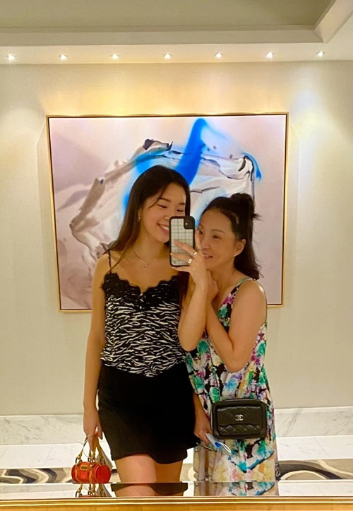 Theo Znews, ngày nhỏ, Sophia Minh Châu nhiều lần tham gia trong các tiểu phẩm hài của mẹ.