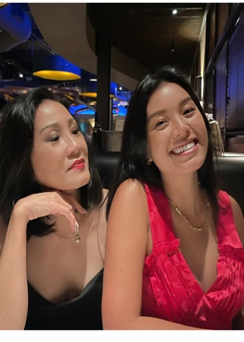 Vicky Phương Vân sinh năm 1996, mang nét mặt của mẹ, nụ cười rạng rỡ của bố.