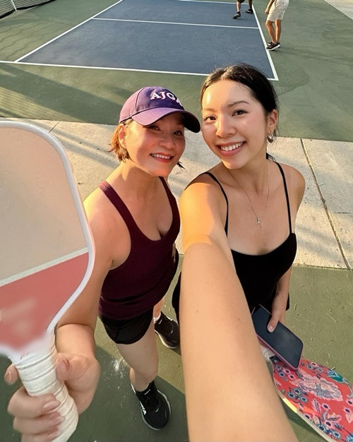 Sophia Minh Châu năm nay 23 tuổi, được nhận xét giống mẹ nhiều hơn bố.