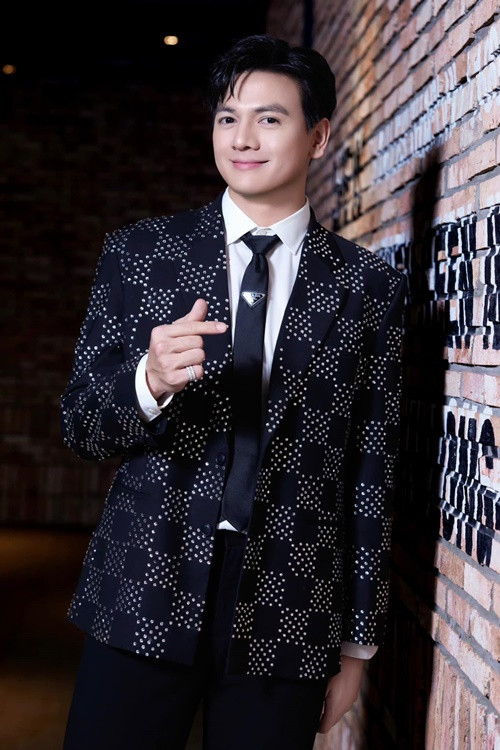 Nam người mẫu sở hữu gương mặt nam tính, thân hình 6 múi. Ảnh: FB Lê Xuân Tiền.