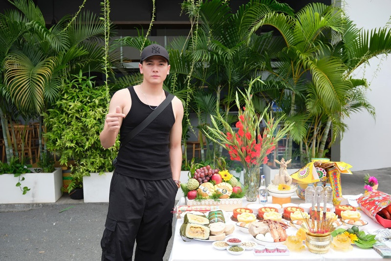 Nam người mẫu từng chia tay người yêu vì đóng cảnh thân mật cùng Lan Ngọc. "Tôi nhận phim này lúc đang có bạn gái nhưng cô ấy đã không chấp nhận cho tôi theo vai này, cô ấy nói nếu tôi theo vai thì cả hai dừng lại, chia tay. Và khi hoàn thành bộ phim thì tôi cũng... mất luôn cả bạn gái vì cô ấy hay ghen, không muốn tôi theo nghệ thuật", Xuân Tiền chia sẻ trong cuộc phỏng vấn với Một Thế Giới. Ảnh: FB Lê Xuân Tiền.