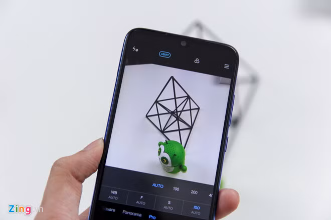 Redmi Note 7 sử dụng cảm biến camera ISOCELL GM1 của Samsung. Trên thực tế, cảm biến này có độ phân giải thực 12 MP và Xiaomi đã sử dụng thuật toán nội suy để tạo ra ảnh 48 MP. Phương pháp này đã từng được Oppo áp dụng trên chiếc Find 7 ra mắt năm 2013 giúp camera 13 MP trên máy có thể tạo ra bức hình 50 MP.