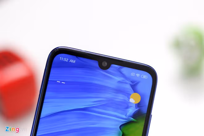 Màn hình của máy có kích thước 6,3 inch Full HD, tỷ lệ 19,5: 9. Màu sắc hiển thị trên màn hình này khá tươi rực rỡ, độ sáng cao cho phép dễ dàng sử dụng ở điều kiện ngoài trời.