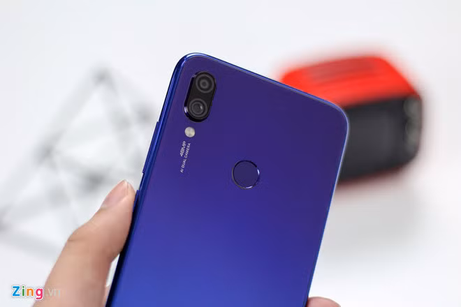 Nổi bật ở mặt lưng là cụm camera kép với ống kính chính 48 MP cùng ống kính phụ 5 MP. Cụm camera này được thiết kế nhô lên hẳn so với mặt lưng do đó người dùng nên sử dụng ốp lưng để bảo vệ trong quá trình sử dụng. Ở chế độ tự động, máy sẽ cho ra ảnh có độ phân giải 12 MP. Để có thể chụp hình với độ phân giải 48 MP, người dùng cần chuyển qua chế độ chuyên nghiệp.