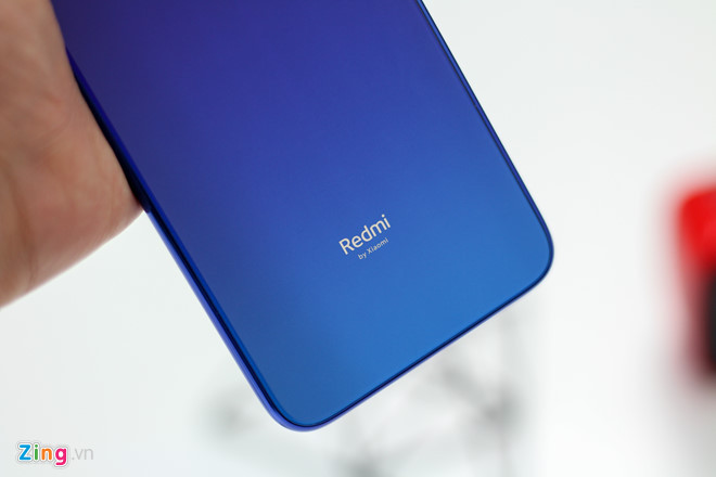 Máy được trang bị bộ xử lý Snapdragon 660, dung lượng RAM tùy chọn 3/4/6 GB tương ứng bộ nhớ trong 32/64 GB. Viên pin đi kèm theo máy có dung lượng 4.000 mAh. Camera selfie có độ phân giải 13 MP hỗ trợ nhiều chế độ làm đẹp.