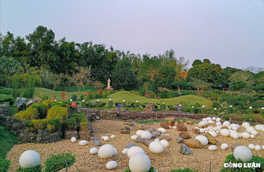 Dan vien Chau Son- thanh duong phuong Tay o ngay Viet Nam-Hinh-2