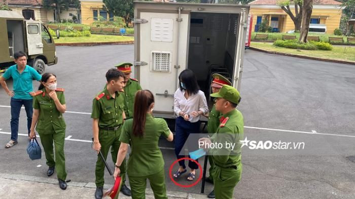 Doi dep Ngoc Trinh dien den toa co gi khien dan mang chu y?